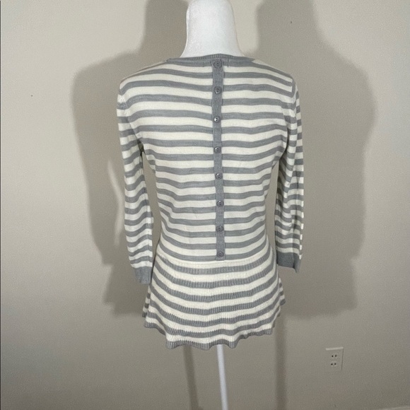 Metaphor sz sm sweater gray/ white back button accent - Picture 3 of 12